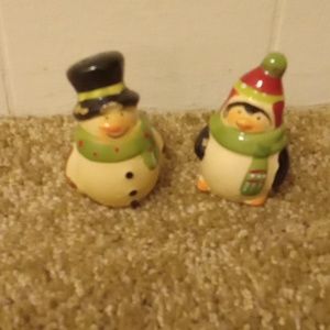 Christmas Salt and Pepper Shakers With Stoppers Vtg Penguin Christmas Shakers